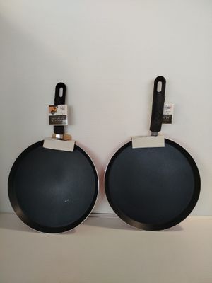 deux casseroles posées sur une table