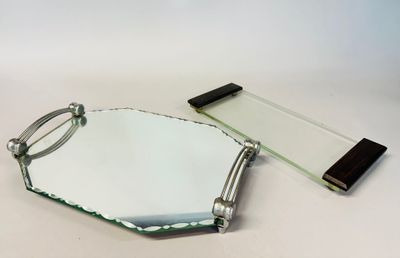 Lot de deux plateaux de style Art Déco, l'un en verre quadra…