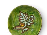 a picture of a green plate with a bird on it