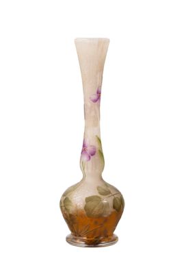 un vase en verre orné de fleurs sur fond blanc