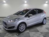 la voiture argentée est garée dans le garage sur le sol en damier
