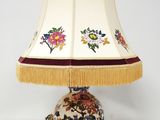 une image représentant une lampe de table munie d'un abat-jour