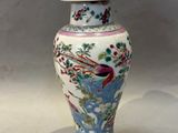 un vase avec un oiseau posé sur une table