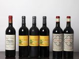 plusieurs bouteilles de vin sont alignées sur une table en bois