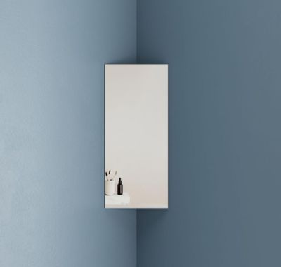 un miroir sur le mur au-dessus d'un lavabo dans une salle de bains