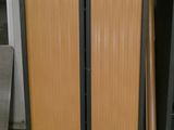 deux portes fermées dans une pièce