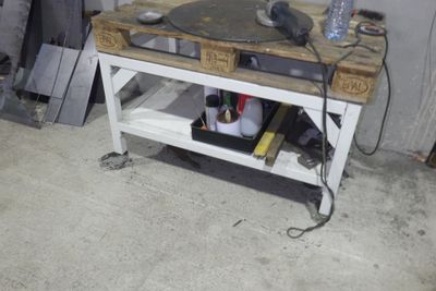 une table sur laquelle est posé un tourne-disque, dans un garage