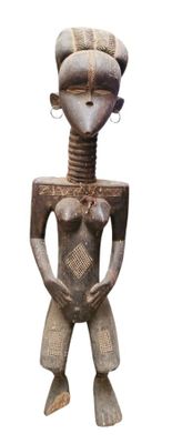 statue d'une femme coiffée d'une coiffe, les mains dans les poches