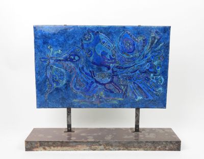 sculpture représentant un tableau bleu posé sur un socle métallique, sur fond blanc