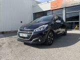 l'avant d'une voiture noire garée devant un immeuble