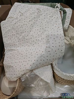 un sac blanc qui se trouve dans une boîte