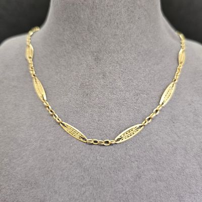 un collier à chaîne en or sur un mannequin mannequin mannequin mannequin mannequin mannequin mannequin mannequin mannequin mannequin