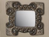 une photo d'un miroir décoratif accroché au mur