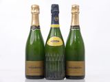 trois bouteilles de champagne posées côte à côte sur une table