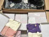 une boîte contenant plusieurs paires de chaussettes et une paire de gants