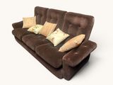 un canapé marron avec des coussins, sur fond blanc