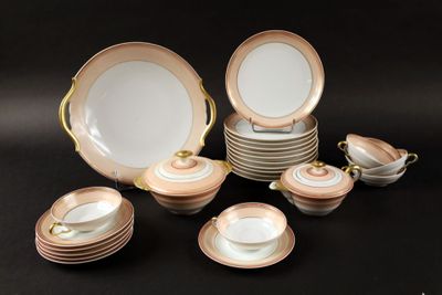 beaucoup d'assiettes et de tasses sur une table noire