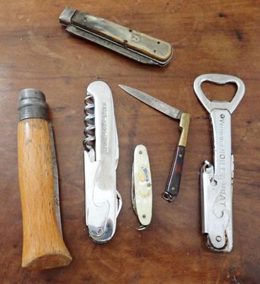 de nombreux types de couteaux et d'outils posés sur la table