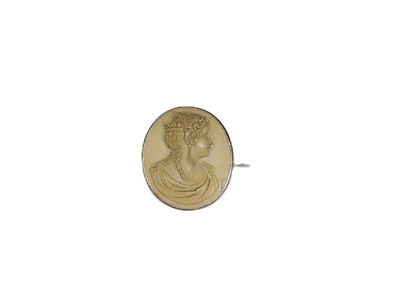BROCHE ovale ornée d'un médaillon camée en pierre de lave à …