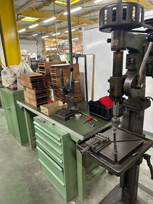 une machine posée sur une table dans une pièce