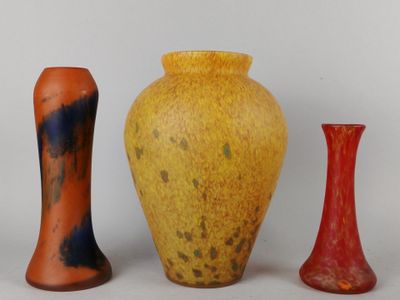 trois vases posés l'un à côté de l'autre sur une table
