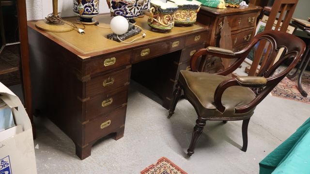 Bureau à caissons et fauteuil de style Marine Anglaise