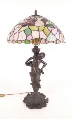 une image représentant une lampe sur laquelle figure une jeune fille tenant une fleur