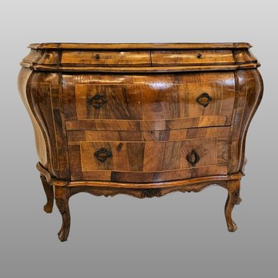 une image représentant une commode en bois surmontée de tiroirs