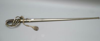 une épée argentée posée sur une surface blanche, entourée d'une corde