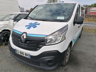 une camionnette blanche avec une croix bleue à l'avant