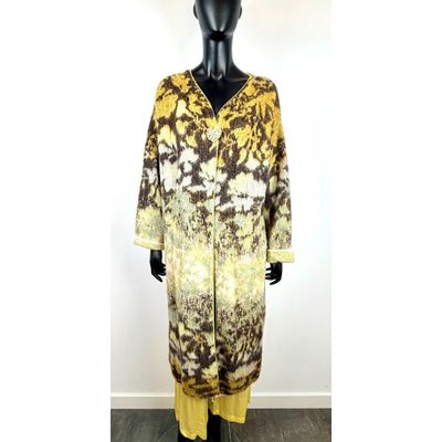 une photo d'un mannequin portant une robe jaune et marron
