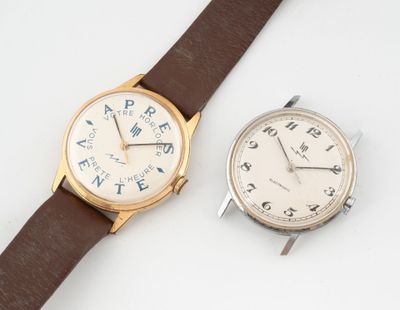 une image d'un couple de montres assises l'une à côté de l'autre