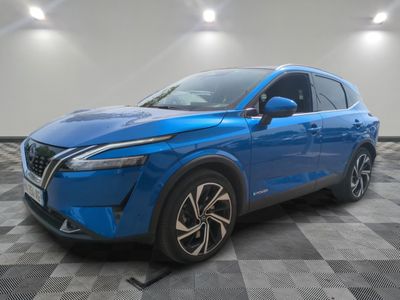 un SUV Nissan bleu garé sur un sol en carrelage à damier