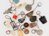 a lot of different key chains that are on a table