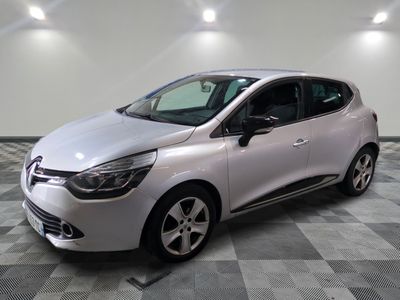 la voiture blanche est garée dans le garage sur un sol en damier