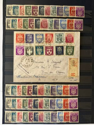 une vieille carte postale sur laquelle figurent de nombreux timbres différents