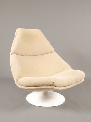 une image représentant une chaise beige avec un piètement blanc sur fond gris