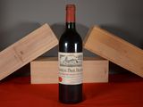 une bouteille de vin posée sur une table