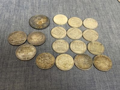 quelques pièces de monnaie sont posées sur une table, à côté d'une paire de ciseaux