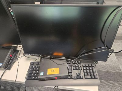 deux écrans et un ordinateur portable posés sur un bureau
