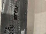une boîte contenant un clavier, posée sur une table