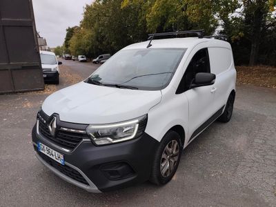 la camionnette blanche est garée sur le côté de la route