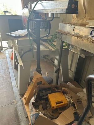un tas de bric-à-brac dans un garage, à côté d'une borne d'incendie