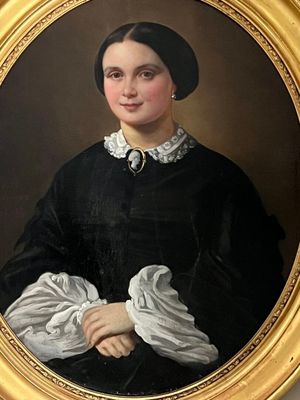 portrait d'une femme en robe noire avec un col à volants blancs