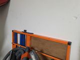un tas d'aspirateurs et d'autres objets dans une pièce