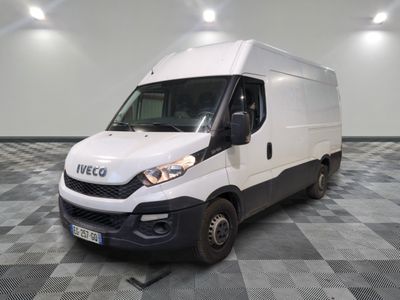 une camionnette blanche garée sur un sol en damier