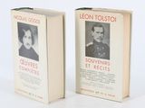 une paire de livres sur lesquels figurent les portraits d'un homme et d'une femme