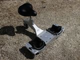un scooter posé par terre dans la boue