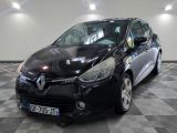 la photo d'une voiture noire garée sur un sol en damier
