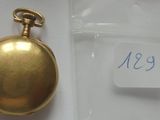 une image représentant une montre de poche en or posée sur une table blanche